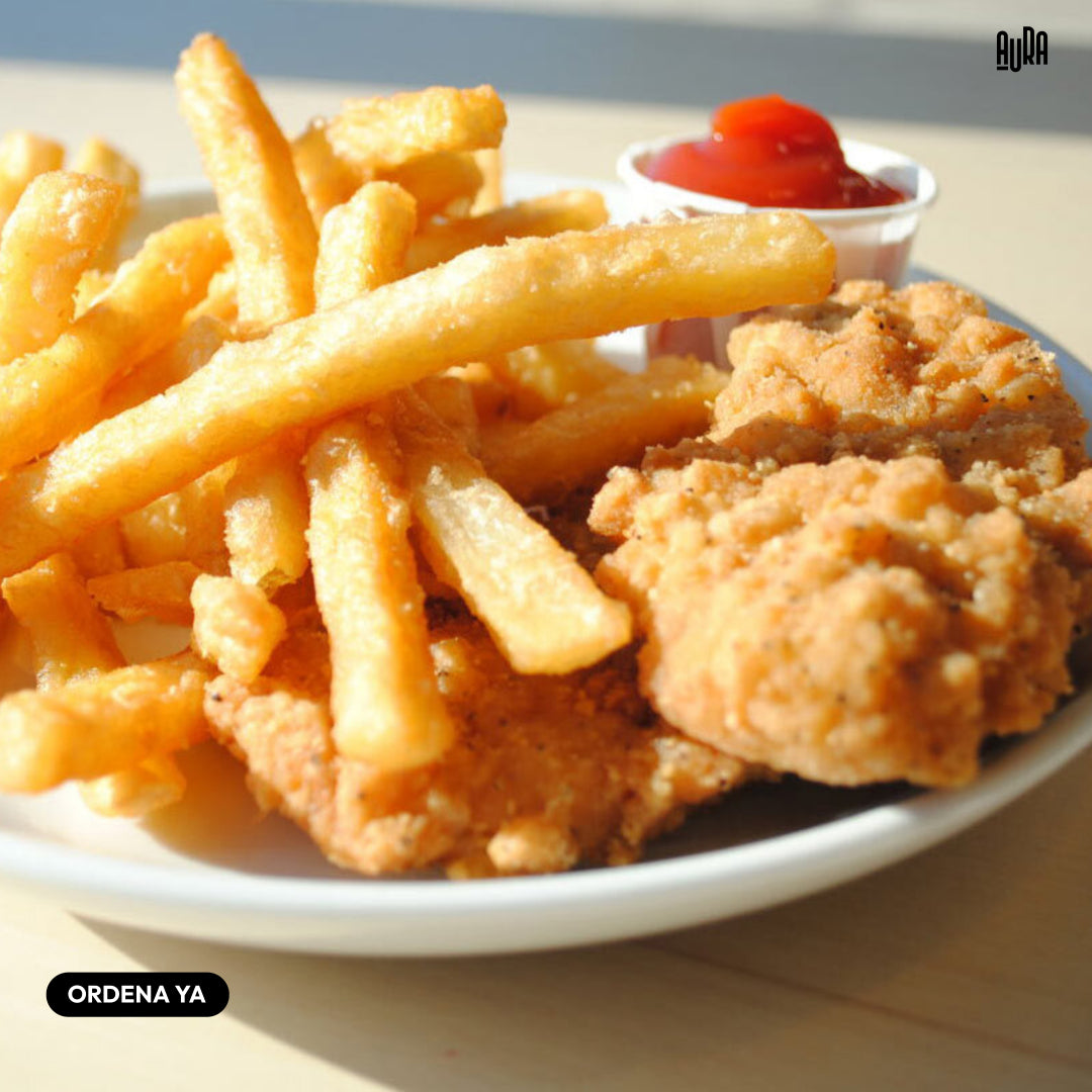 Sticks de pollo con papas fritas